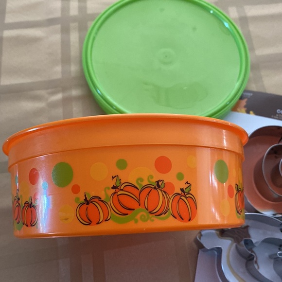 Fall Cookie Cutters, PLUS Cookie Container AND Decorative Wall Hangers - Picture 9 of 15